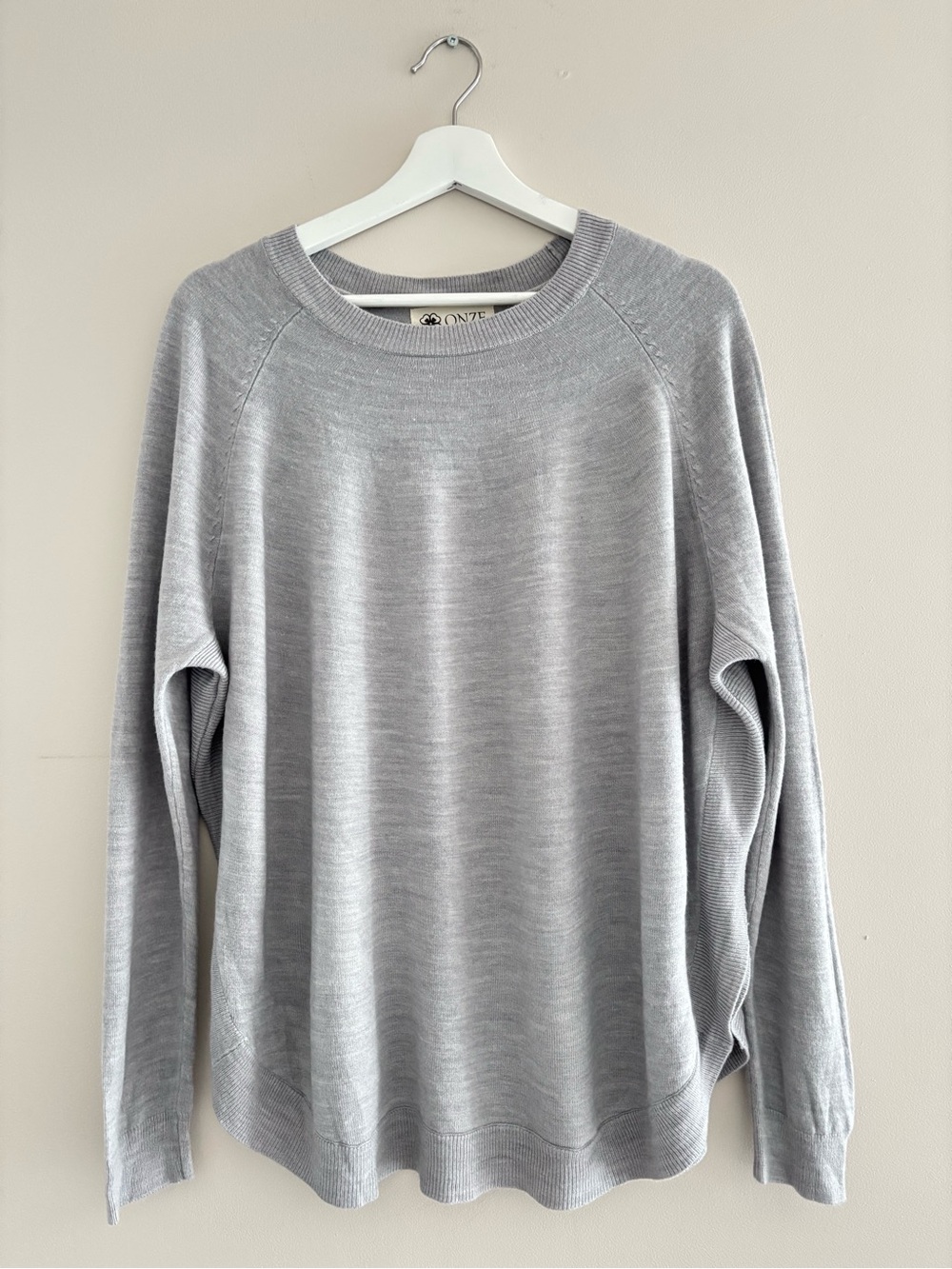ONZE Light Grey Crewneck Sweater Size XL Curved Hem Ribbed Acrylic Pre-Owned